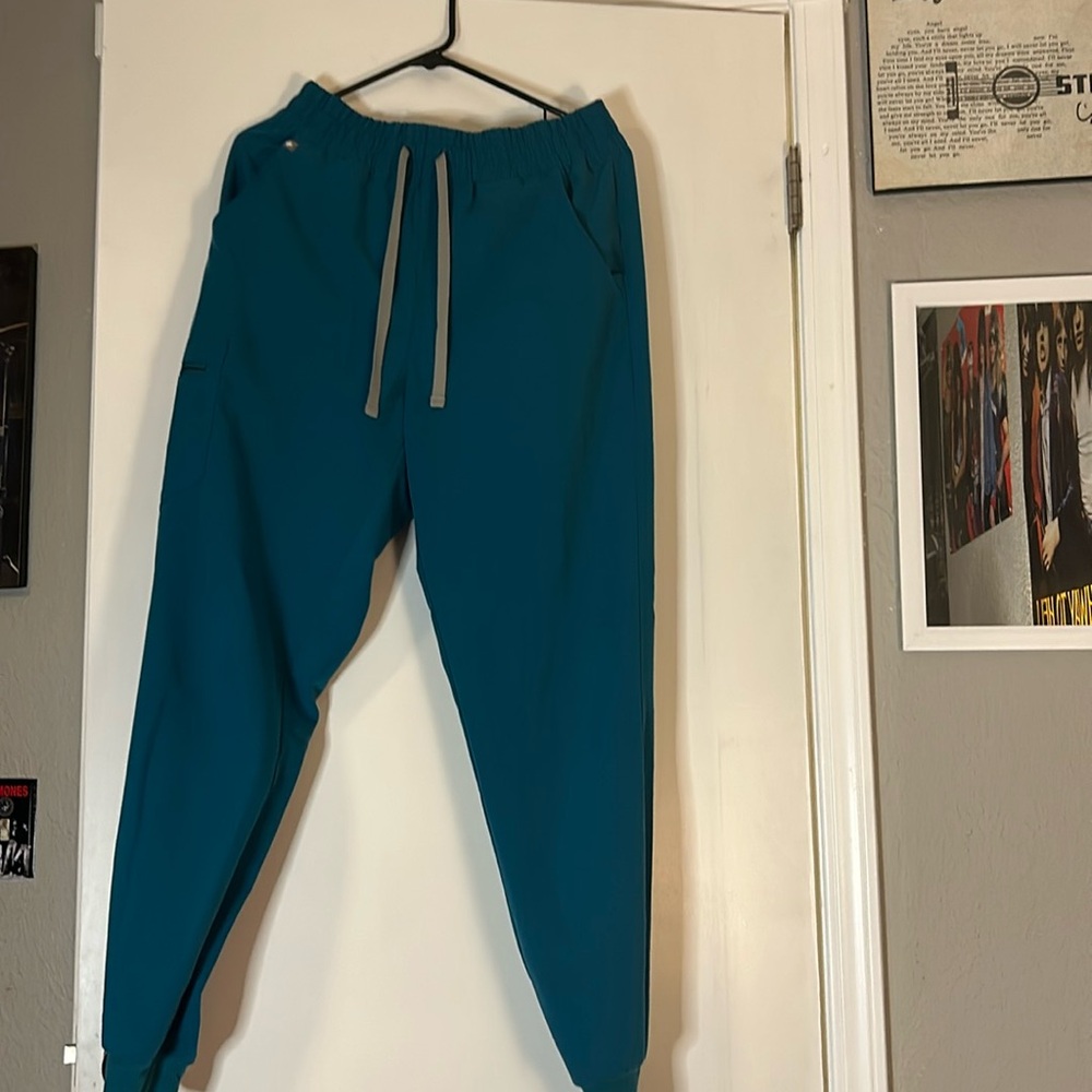 Figs women’s high waisted jogger scrub pants. Size medium/tall.
